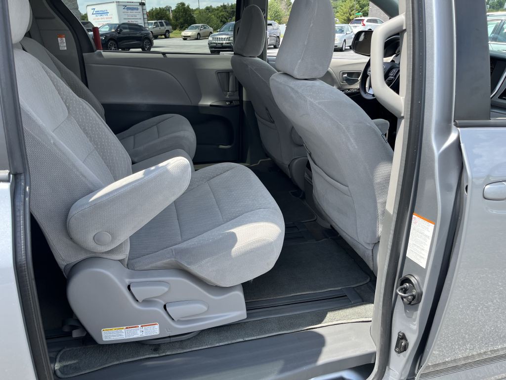 2018 Toyota Sienna Image 18