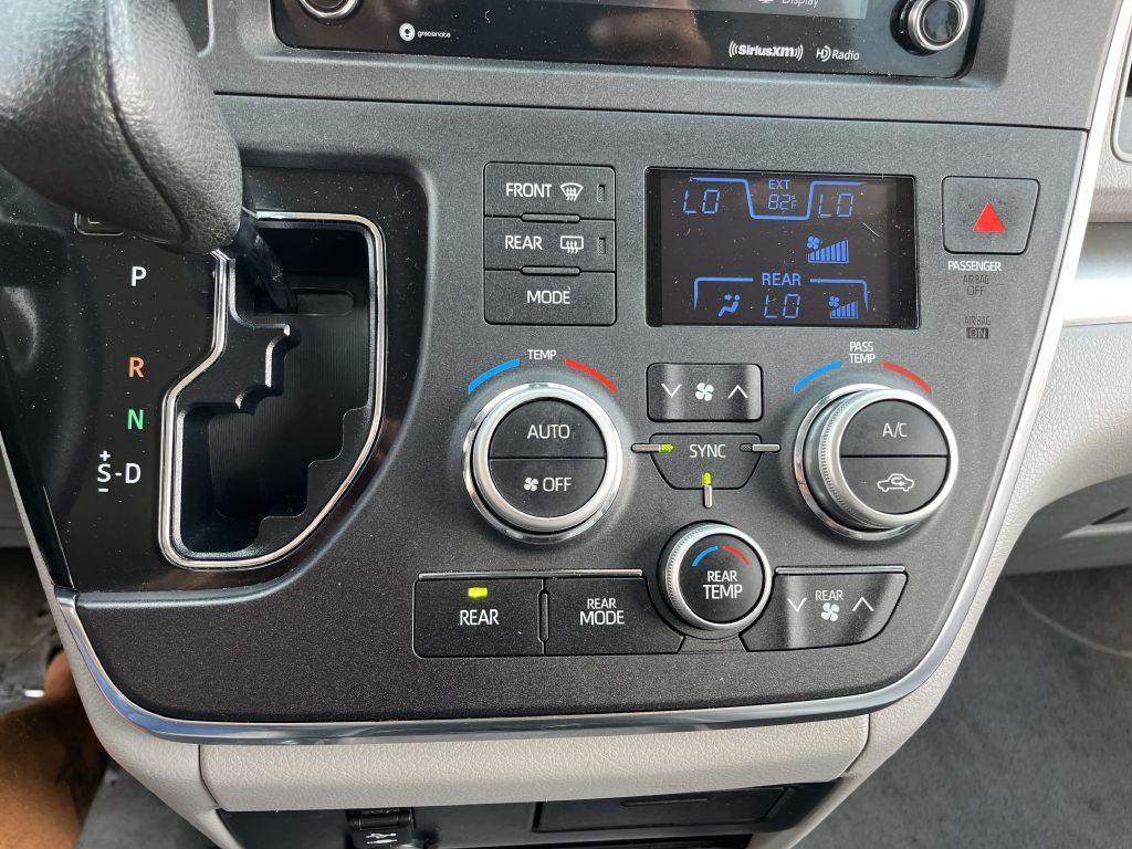 2018 Toyota Sienna Image 26