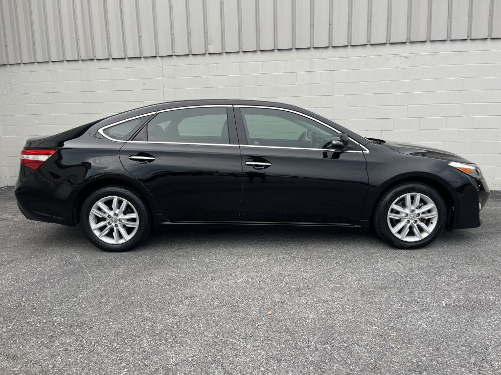 2013 Toyota Avalon Image 2
