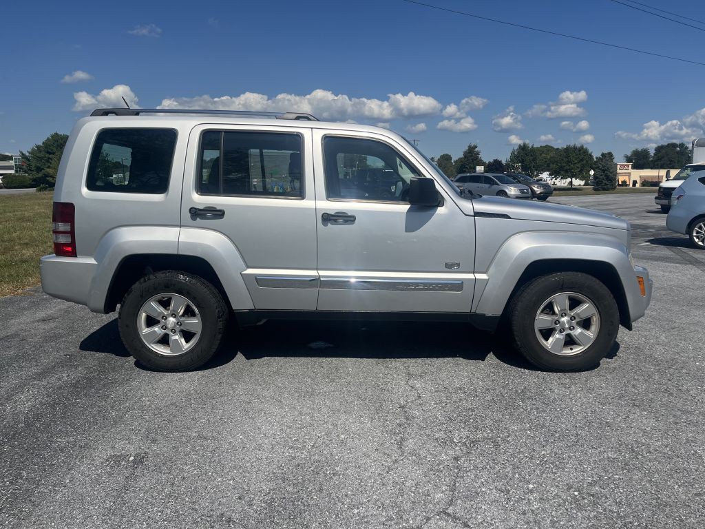 2011 Jeep Liberty Image 2