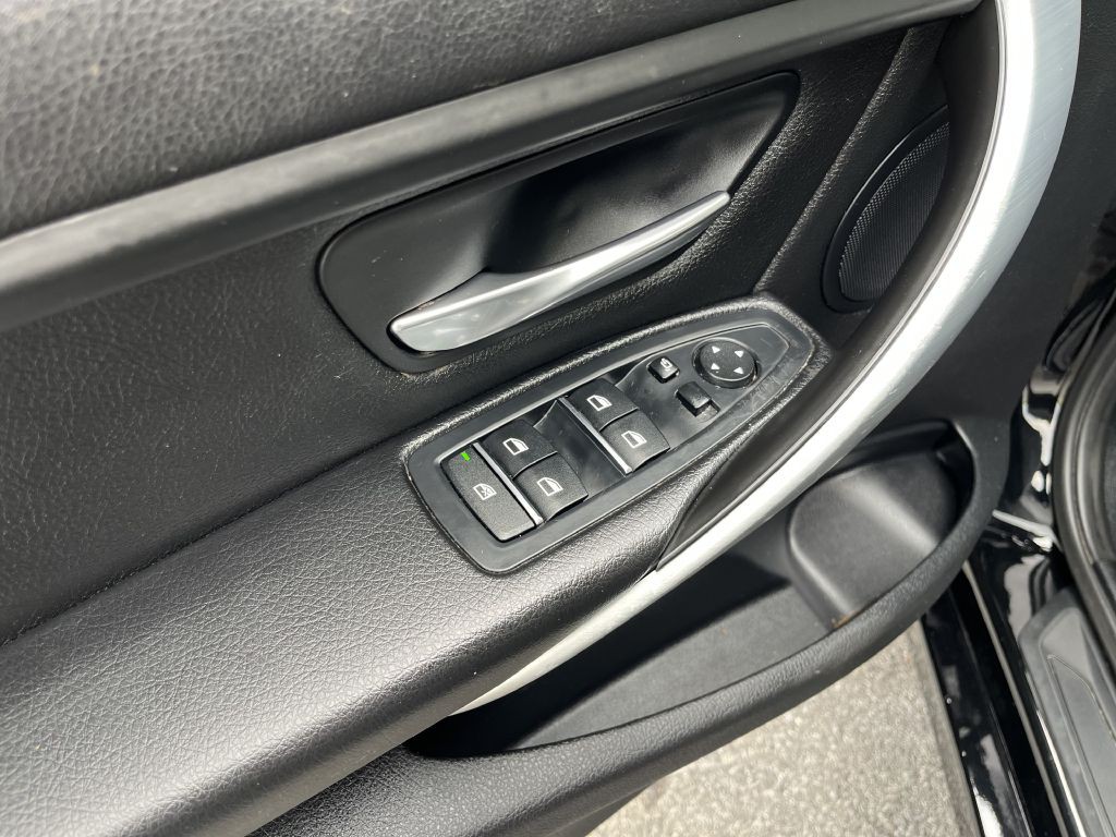 2016 BMW 3 Series Image 17