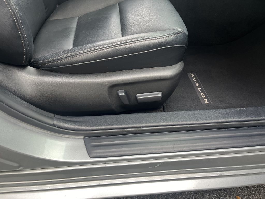 2015 Toyota Avalon Image 18