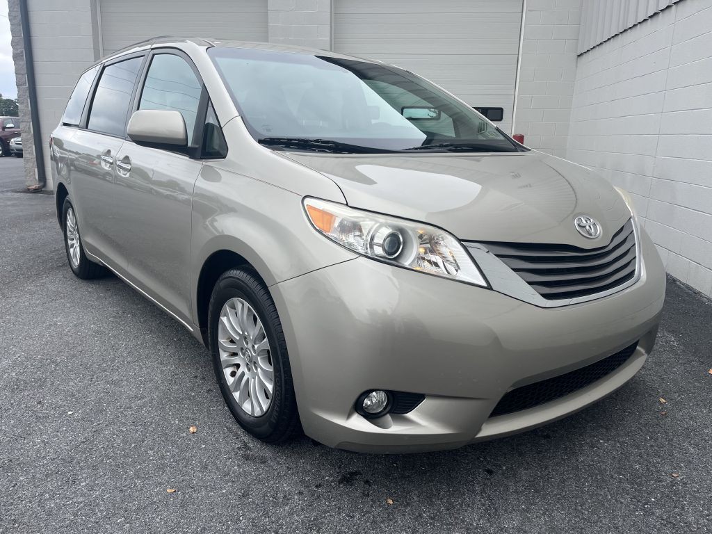 2015 Toyota Sienna Image 1
