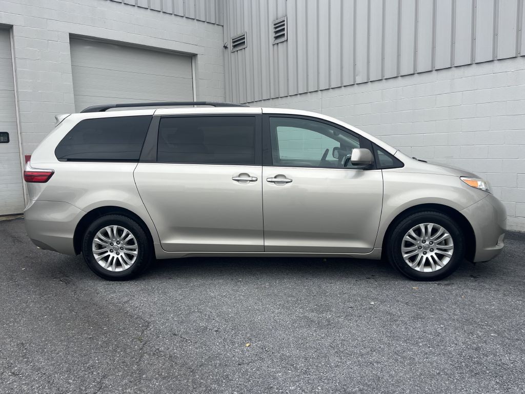 2015 Toyota Sienna Image 2