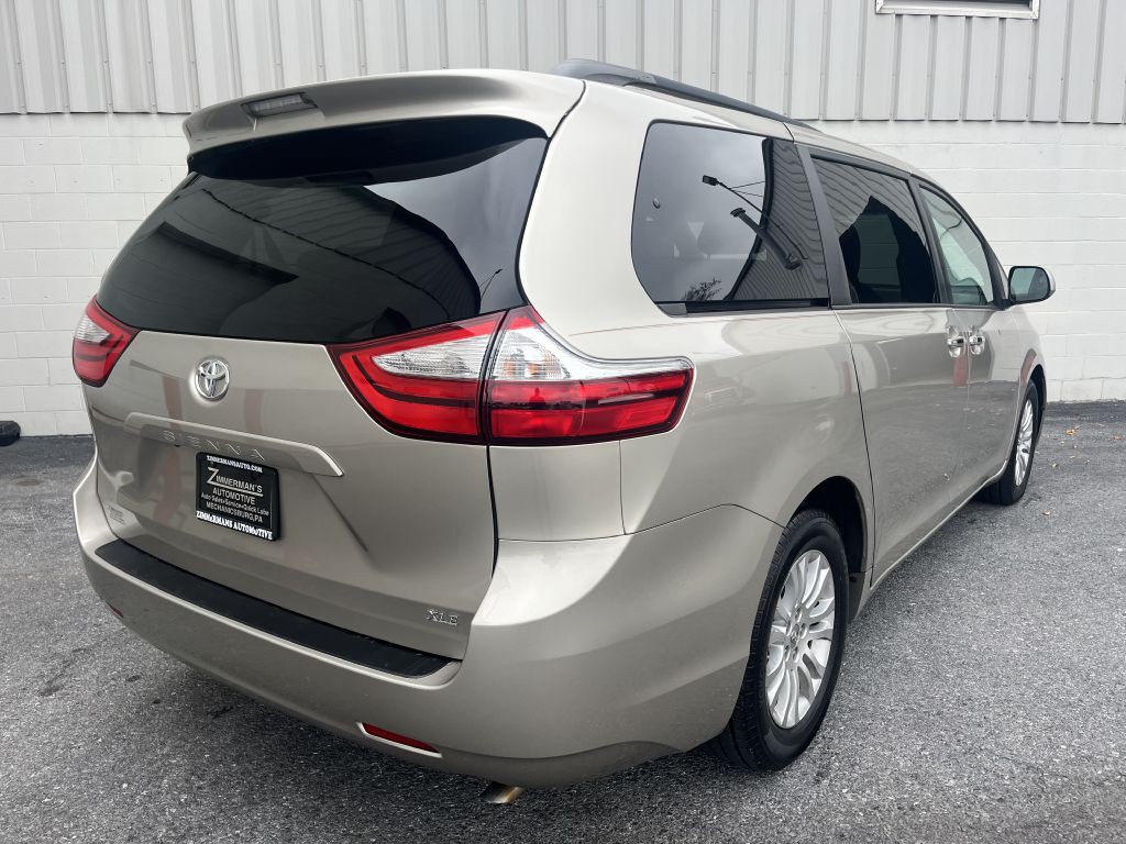 2015 Toyota Sienna Image 3