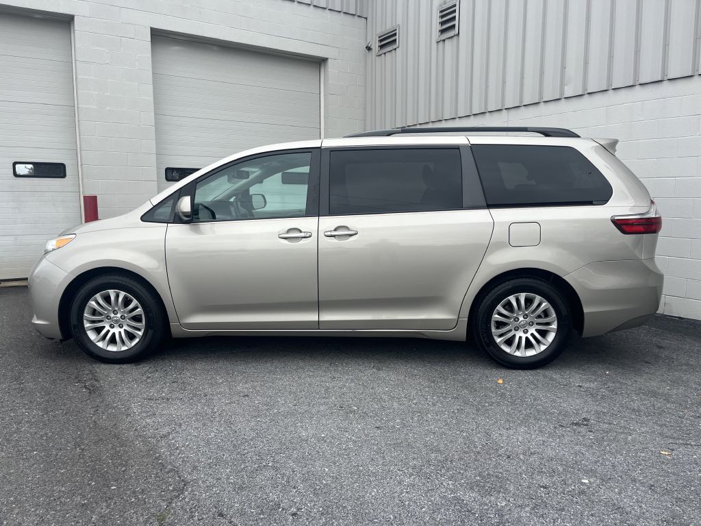 2015 Toyota Sienna Image 6