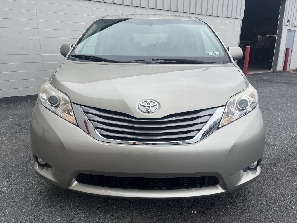 2015 Toyota Sienna Image 8
