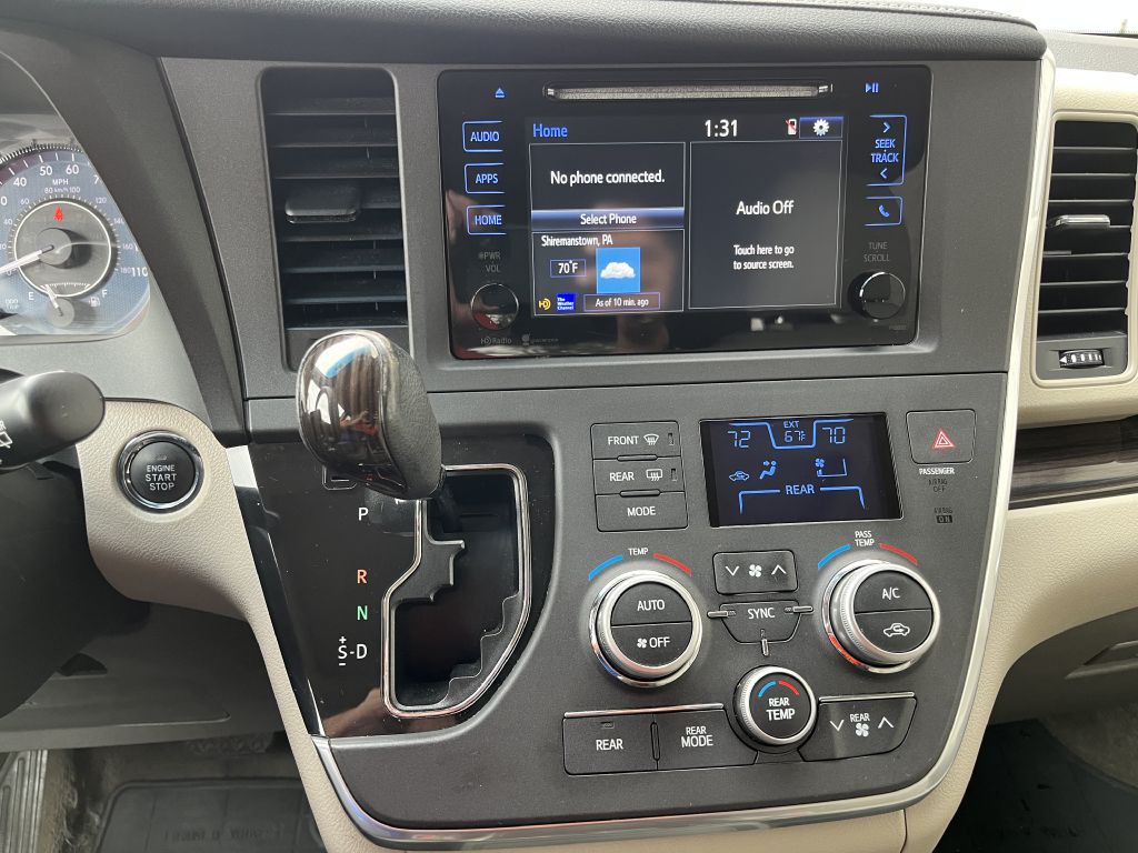 2015 Toyota Sienna Image 10
