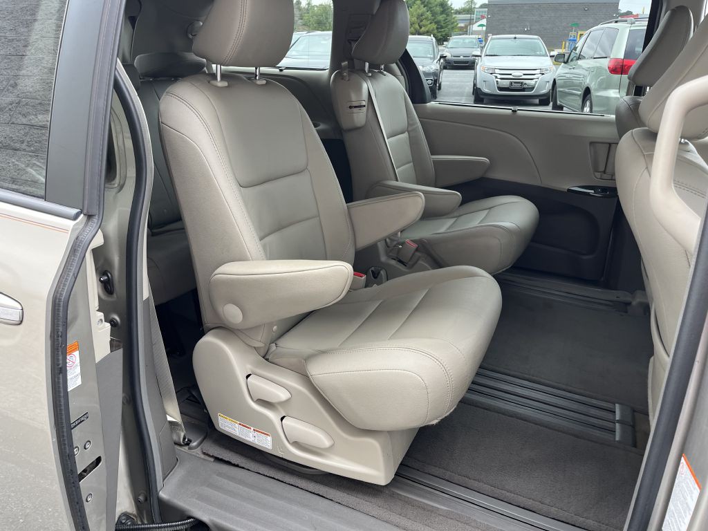 2015 Toyota Sienna Image 14