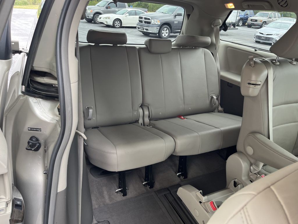 2015 Toyota Sienna Image 15