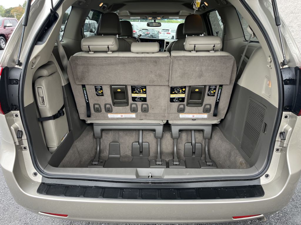 2015 Toyota Sienna Image 16