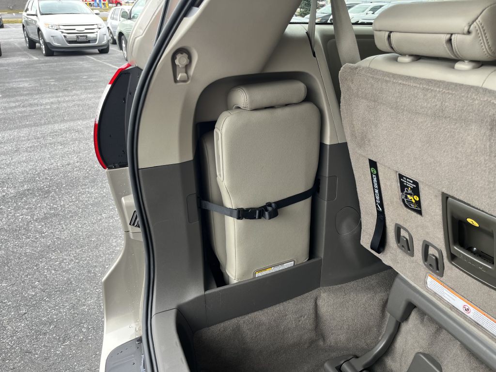2015 Toyota Sienna Image 18