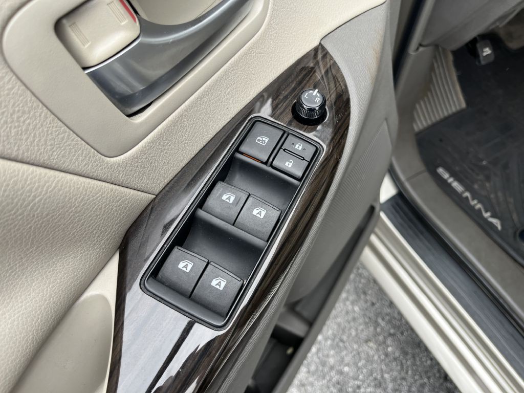 2015 Toyota Sienna Image 21