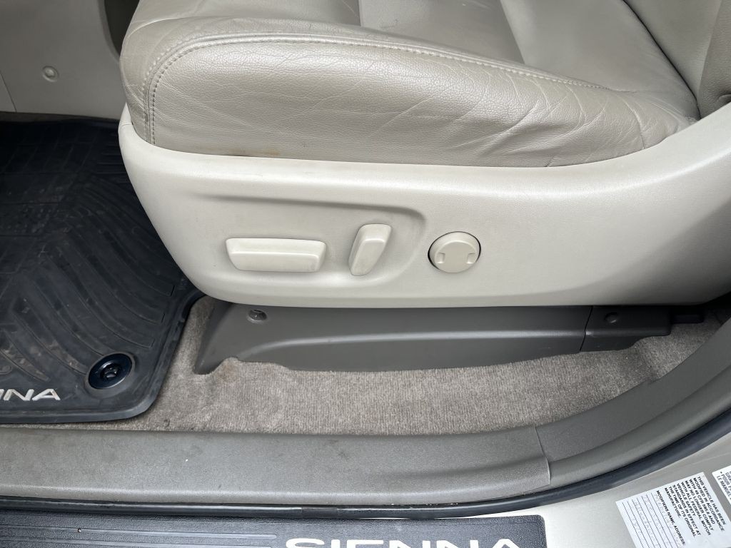 2015 Toyota Sienna Image 22