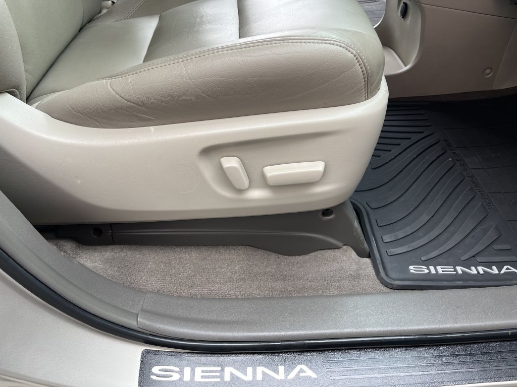 2015 Toyota Sienna Image 23