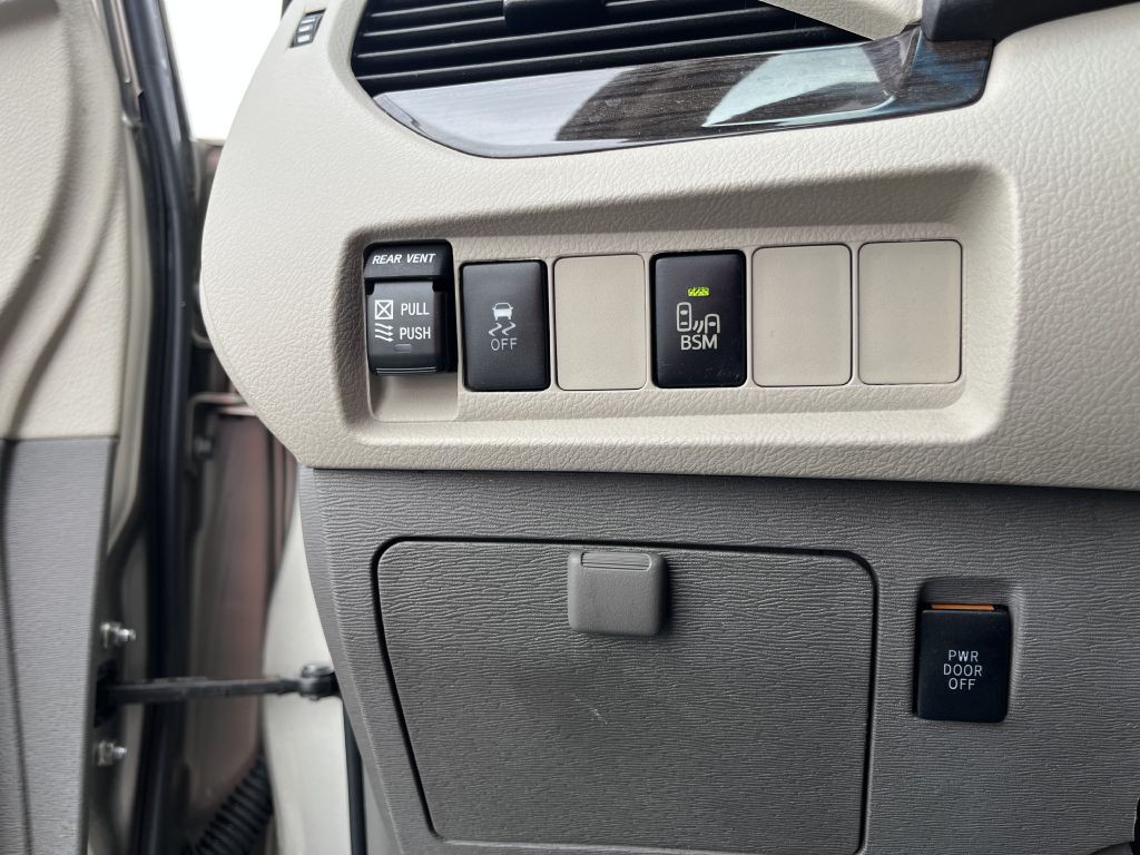 2015 Toyota Sienna Image 24