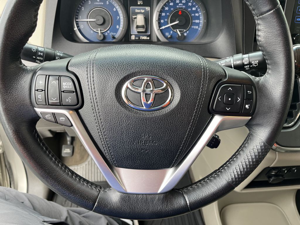 2015 Toyota Sienna Image 25