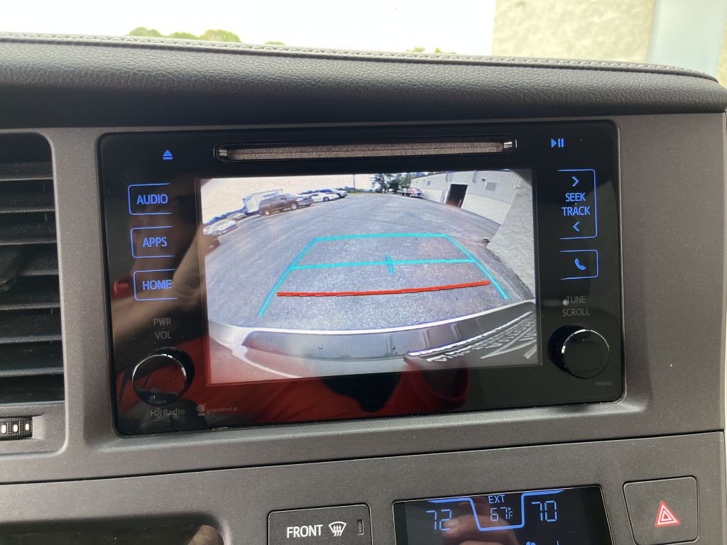 2015 Toyota Sienna Image 26