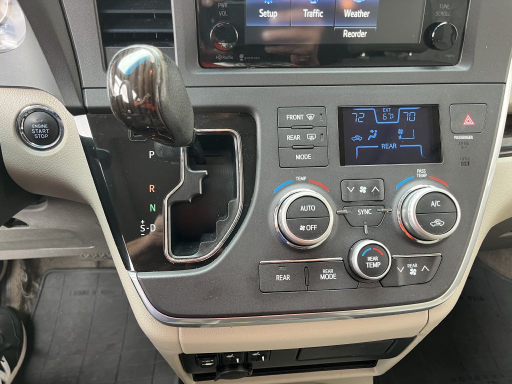 2015 Toyota Sienna Image 27