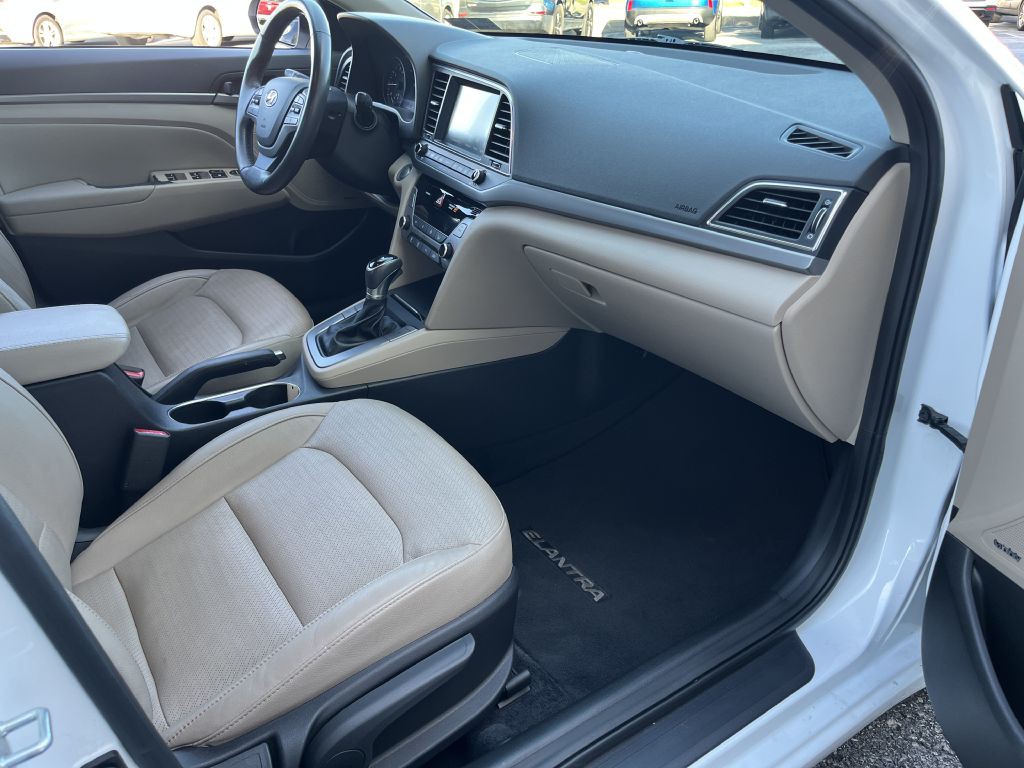 2017 Hyundai Elantra Image 15