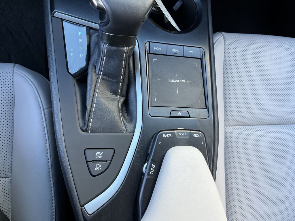 2019 Lexus UX Image 32