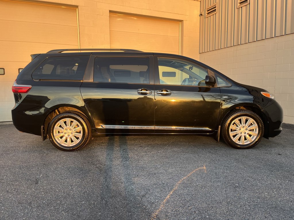 2017 Toyota Sienna Image 2