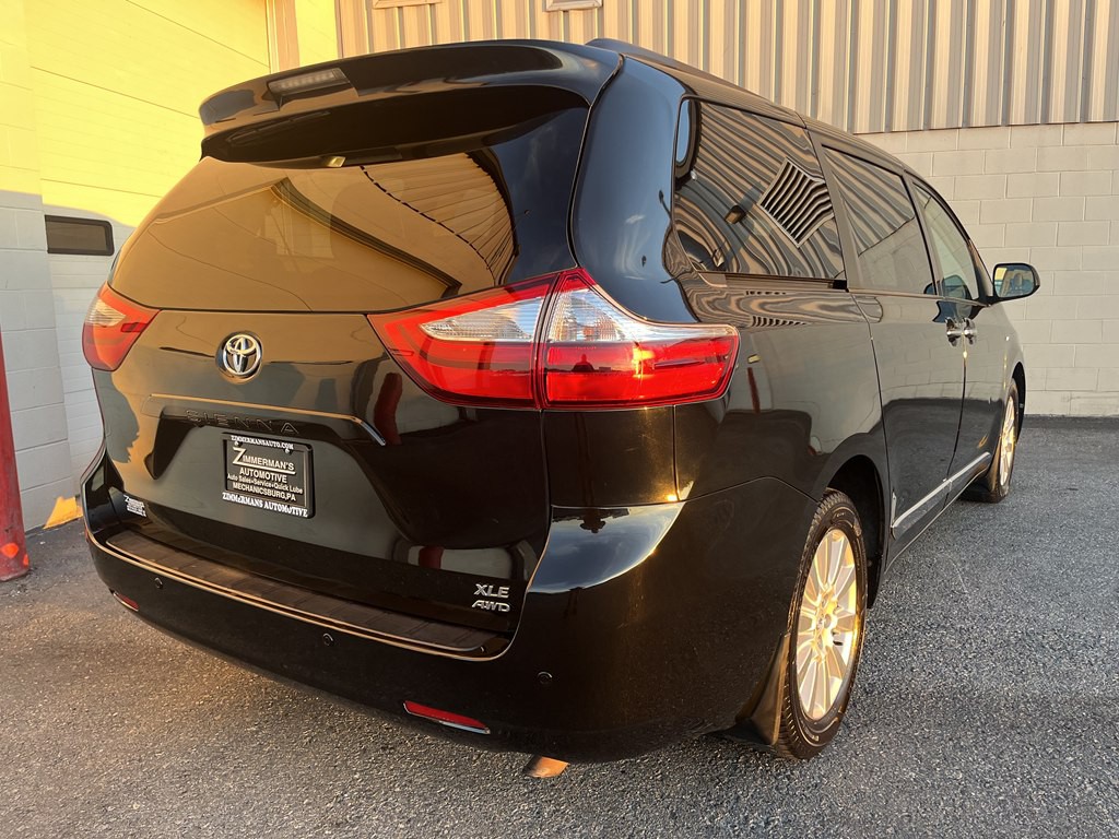 2017 Toyota Sienna Image 3