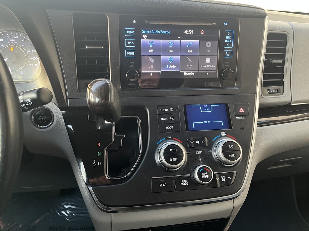 2017 Toyota Sienna Image 11