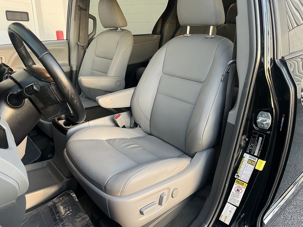 2017 Toyota Sienna Image 12