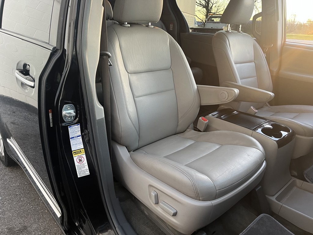 2017 Toyota Sienna Image 13