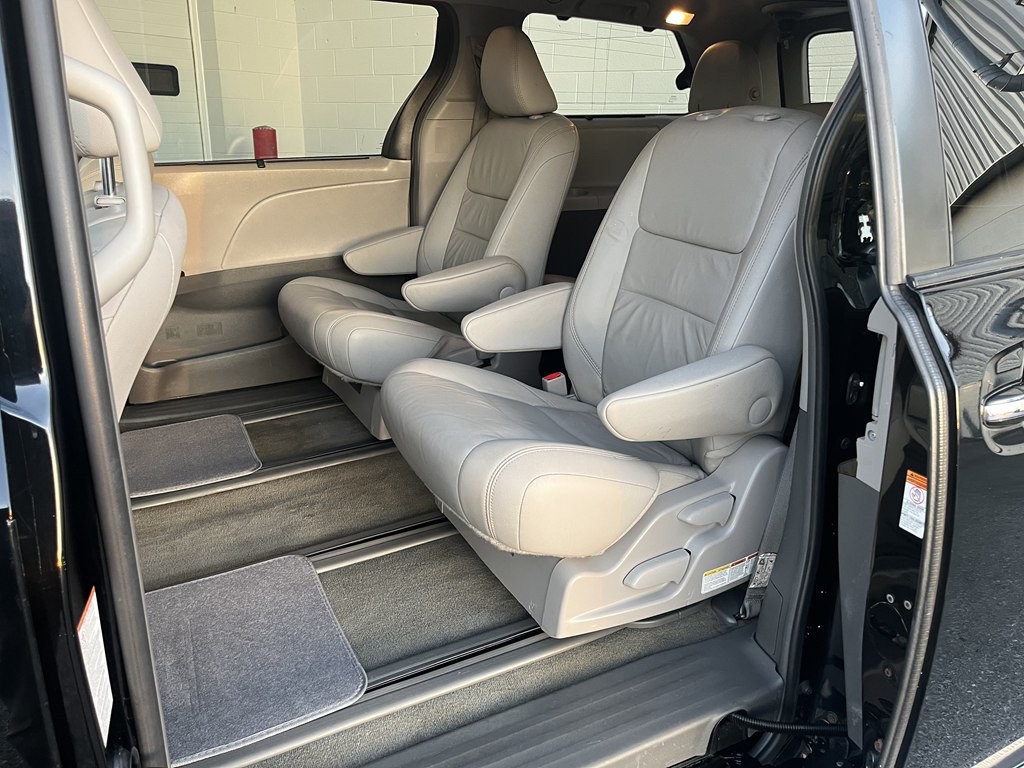 2017 Toyota Sienna Image 14