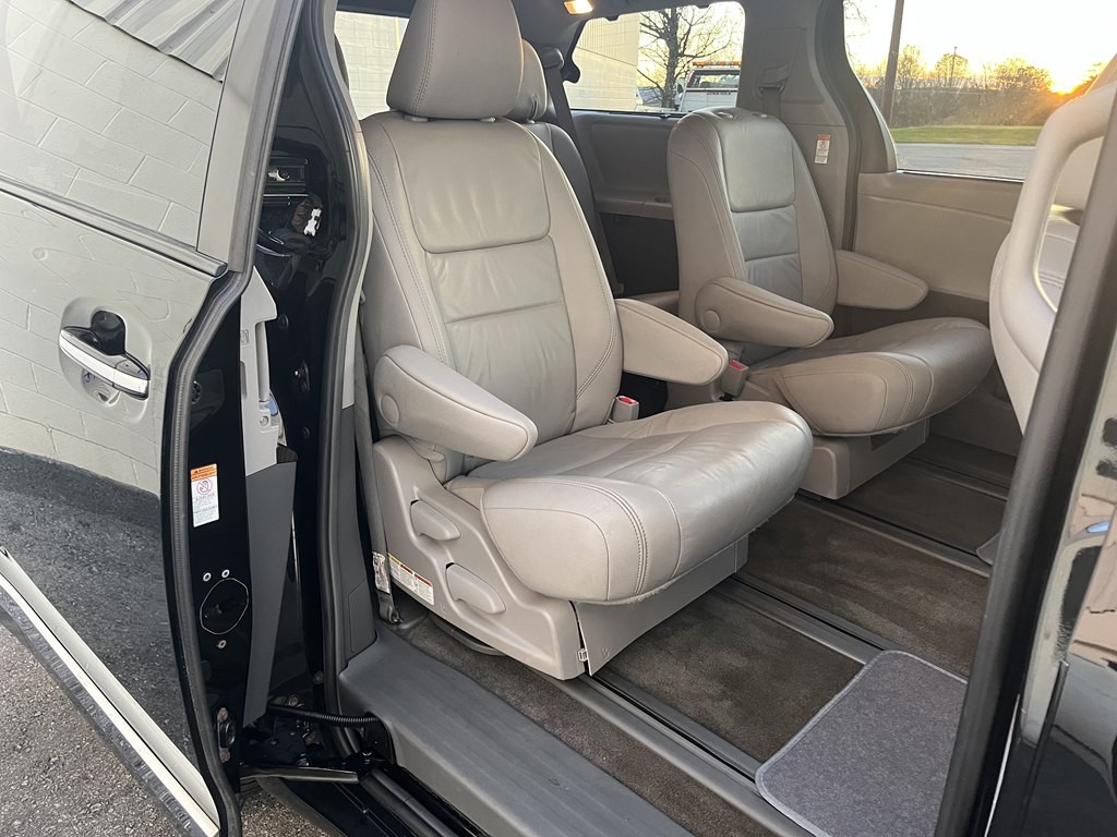 2017 Toyota Sienna Image 15