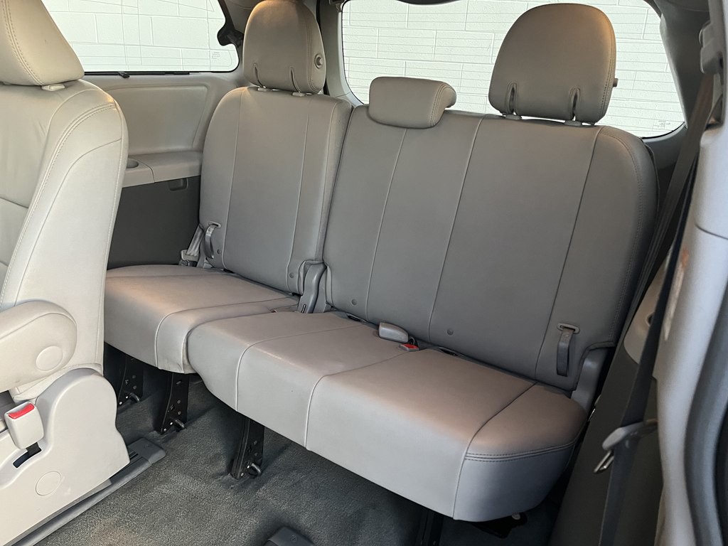 2017 Toyota Sienna Image 16