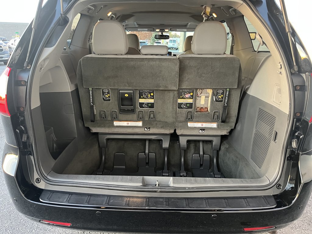 2017 Toyota Sienna Image 17