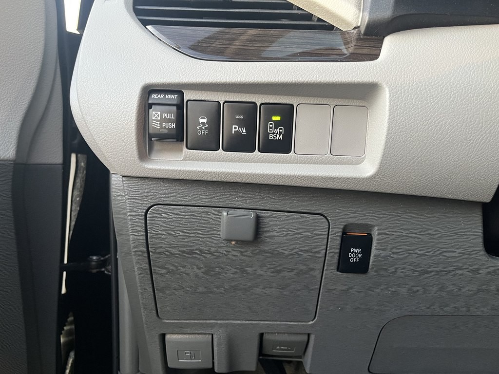 2017 Toyota Sienna Image 25