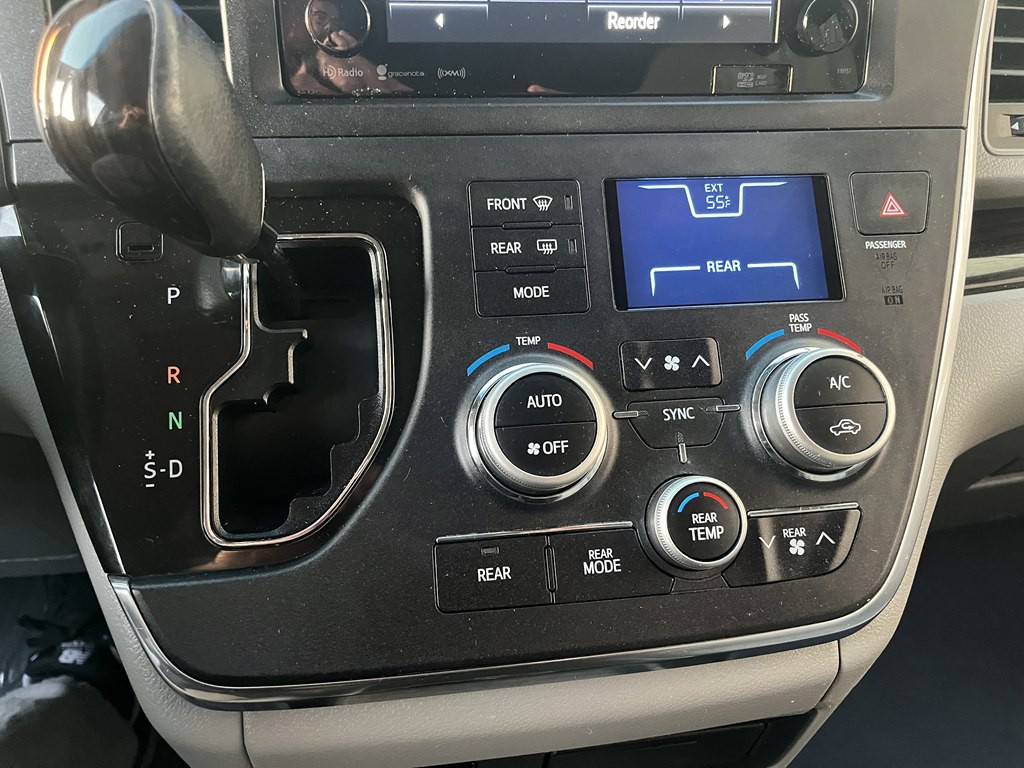 2017 Toyota Sienna Image 30