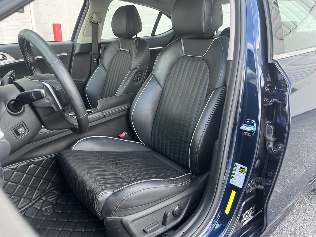 2021 Genesis G70 Image 12