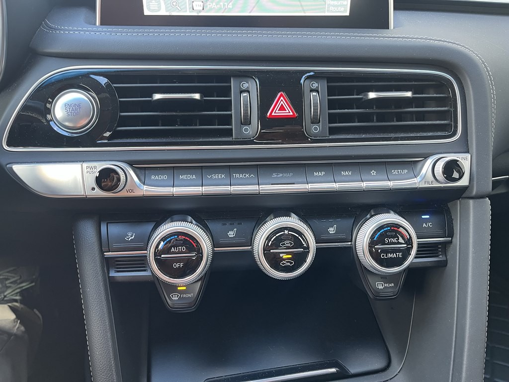 2021 Genesis G70 Image 31