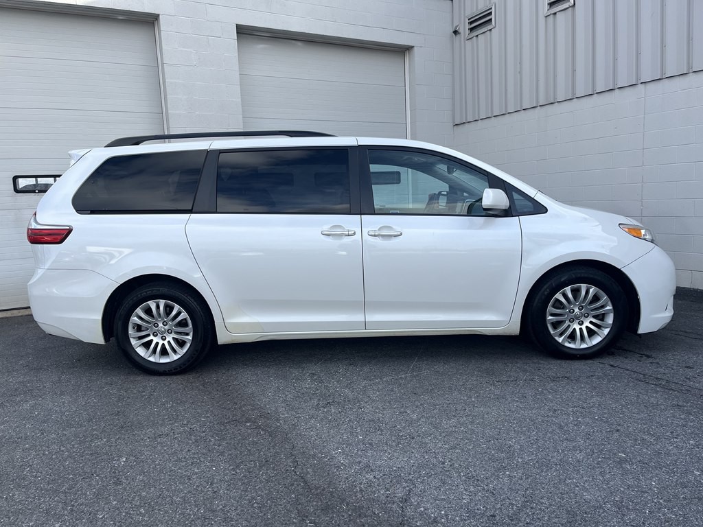 2015 Toyota Sienna Image 2