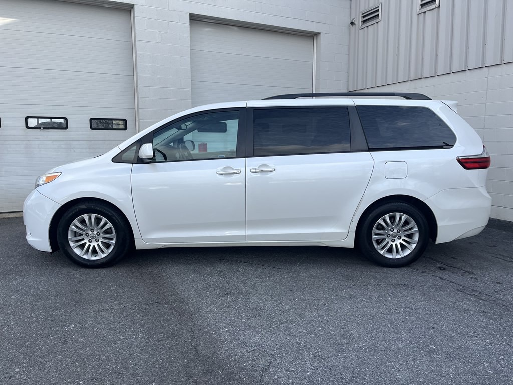 2015 Toyota Sienna Image 6
