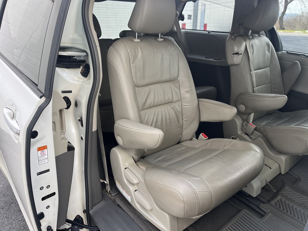 2015 Toyota Sienna Image 18