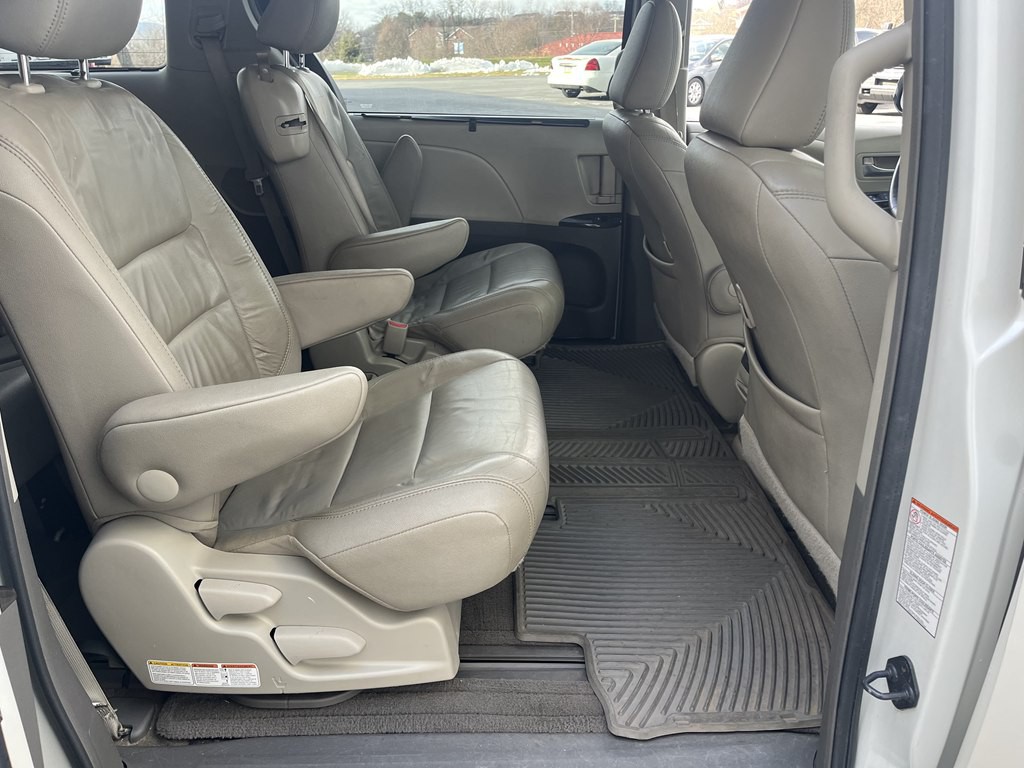 2015 Toyota Sienna Image 19