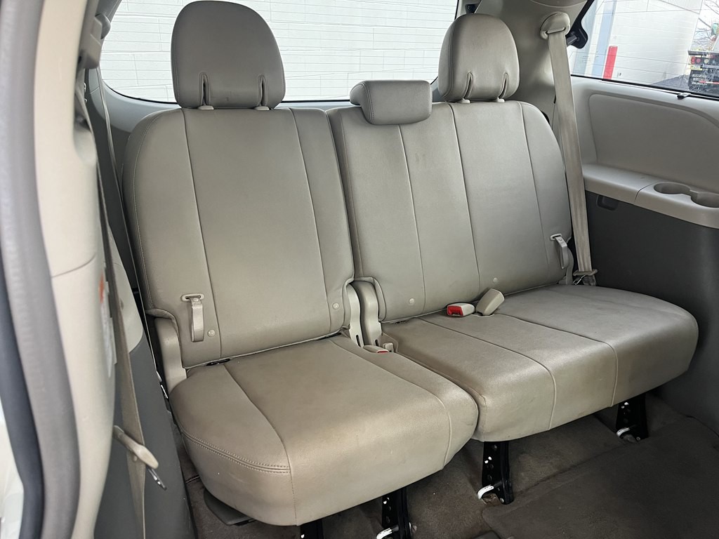 2015 Toyota Sienna Image 21