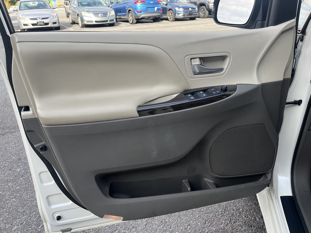 2015 Toyota Sienna Image 28