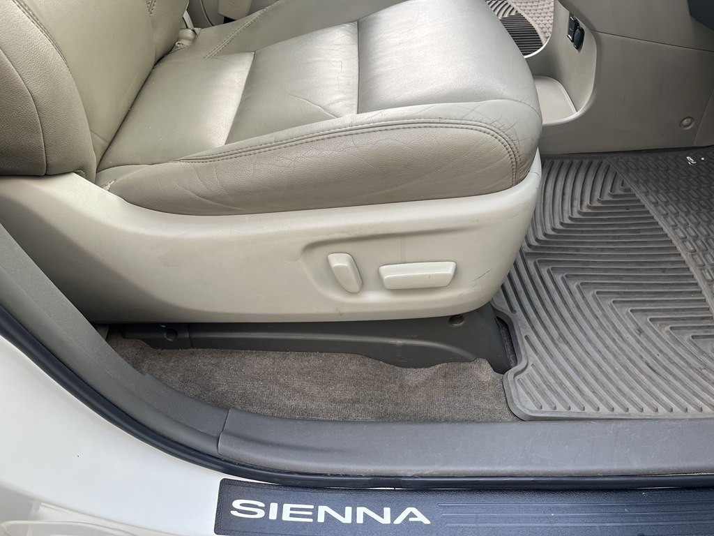 2015 Toyota Sienna Image 30
