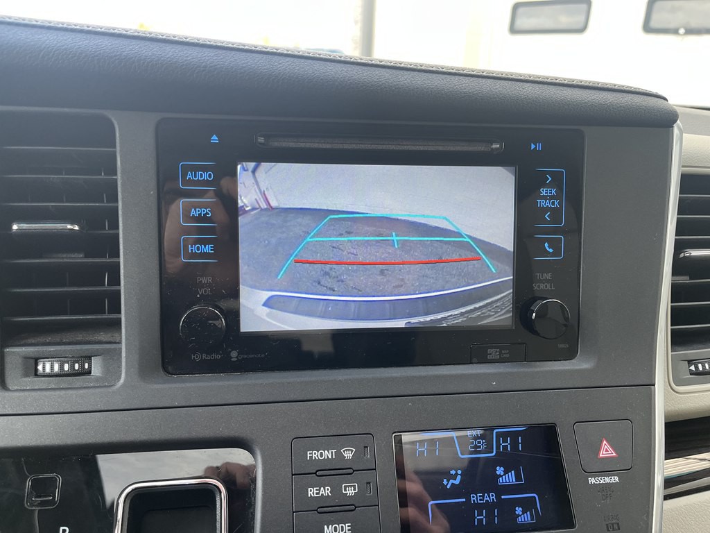 2015 Toyota Sienna Image 34