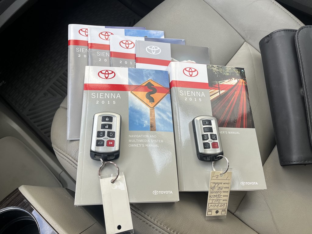 2015 Toyota Sienna Image 39