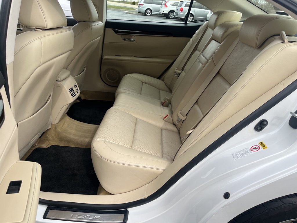 2013 Lexus ES Image 16