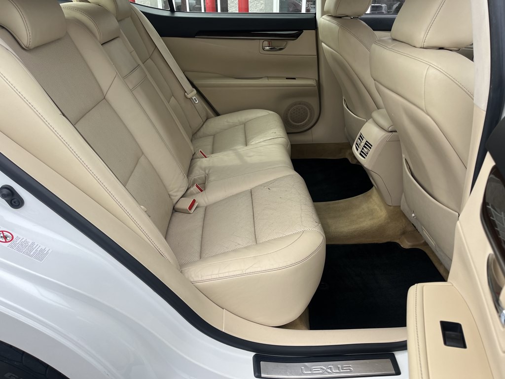 2013 Lexus ES Image 17