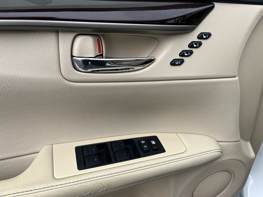 2013 Lexus ES Image 22